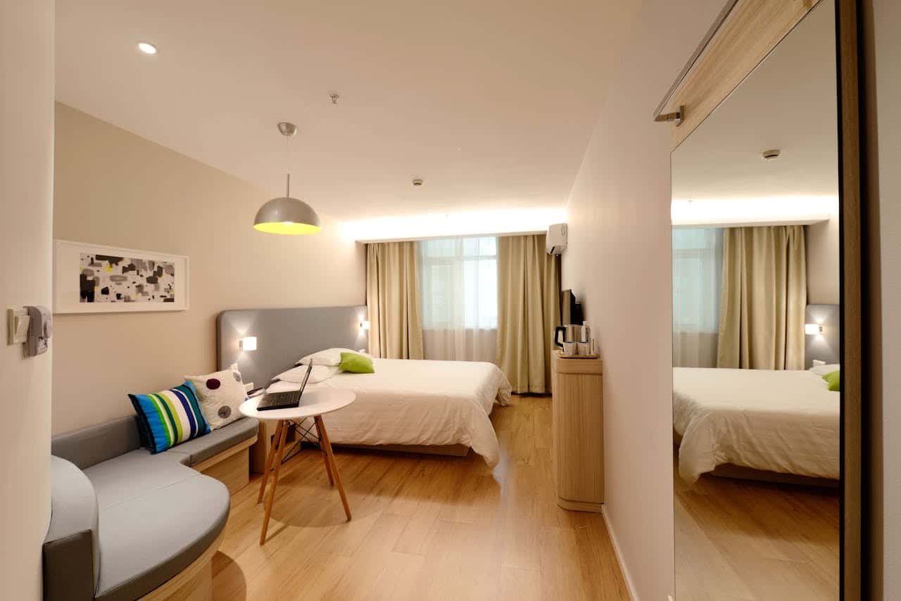 Apartamento com conceito aberto, integrando quarto, sala e área de trabalho em um único ambiente moderno e bem iluminado.