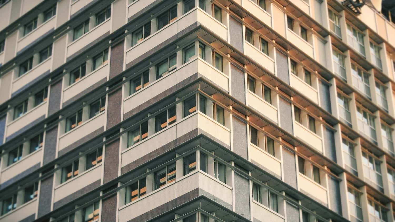Visão de um prédio residencial, representando um artigo que aborda o que é o IPTU e como calcular