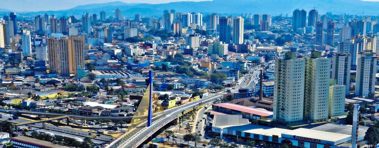 Vista panorâmica de Guarulhos com diversos prédios residenciais e comerciais, destacando a modernidade e urbanização da cidade. A imagem é ideal para ilustrar conteúdos sobre os melhores bairros de Guarulhos para morar