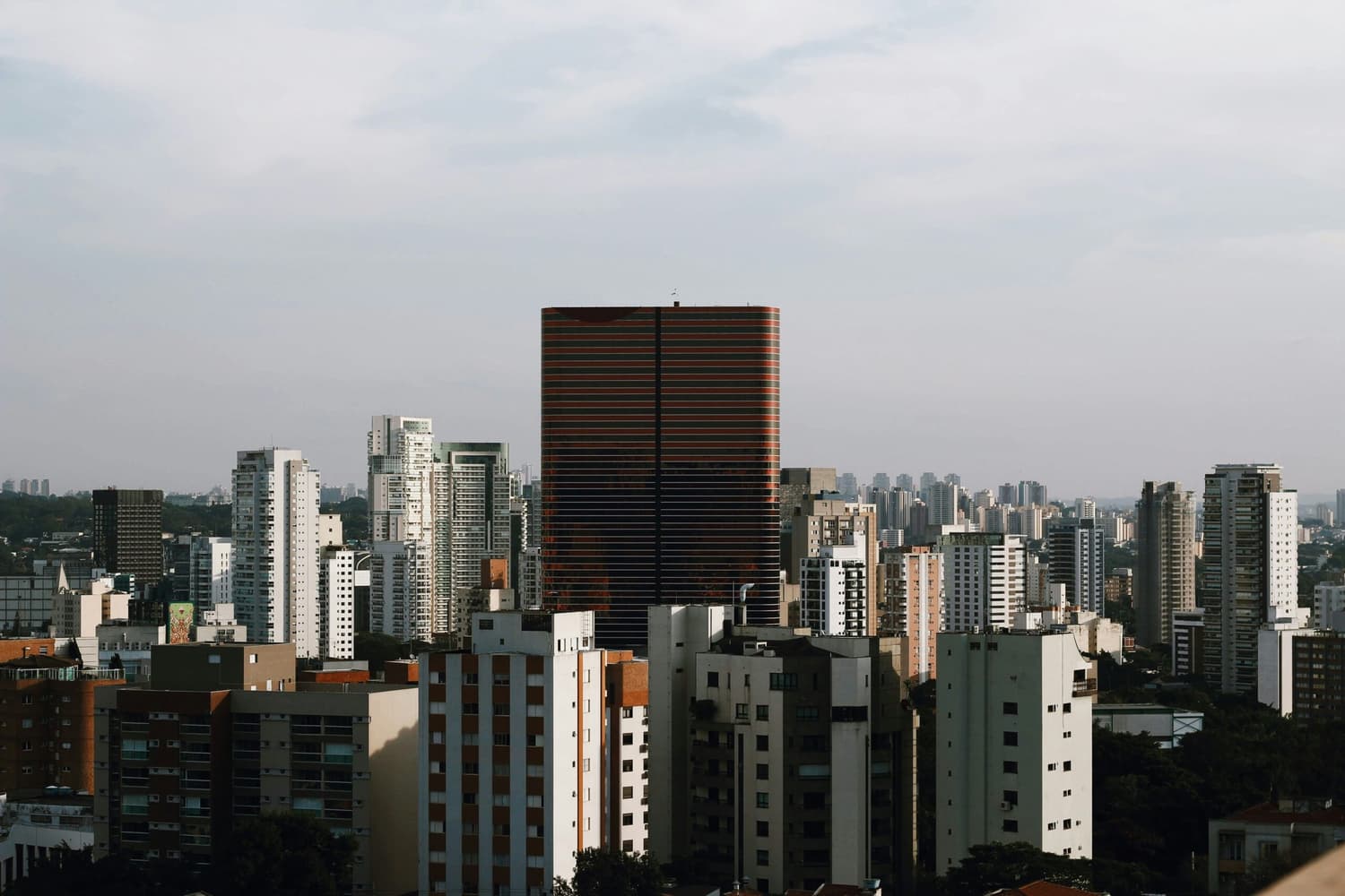 Vista panorâmica da cidade de São Paulo com destaque para edifícios modernos e de alto padrão, ilustrando os bairros mais caros da capital paulista.
