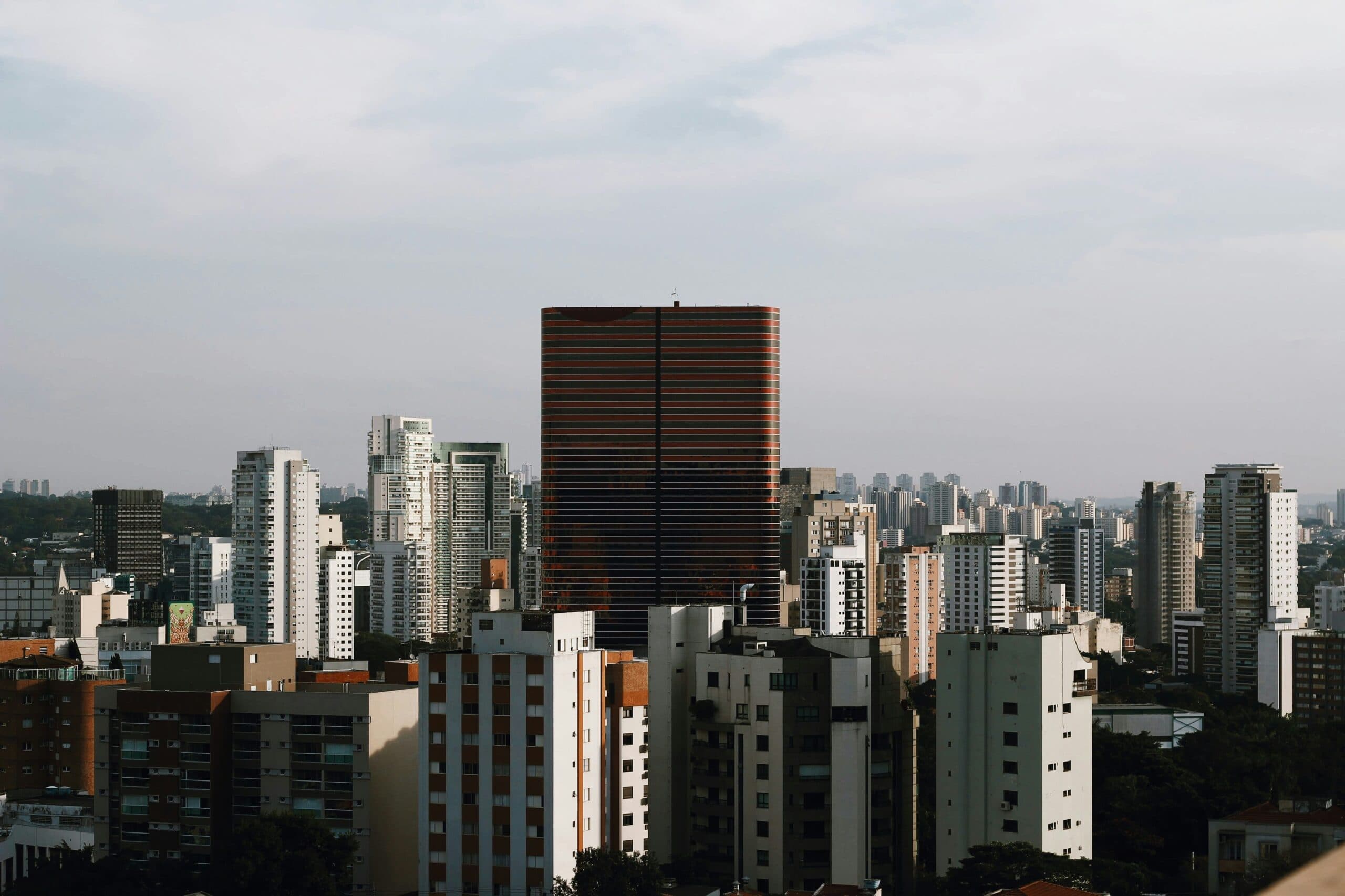 Vista panorâmica da cidade de São Paulo com destaque para edifícios modernos e de alto padrão, ilustrando os bairros mais caros da capital paulista.