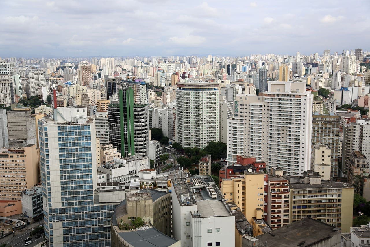Vista panorâmica da zona oeste de São Paulo com diversos prédios comerciais e residenciais, região com fácil acesso a shopping zona oeste de São Paulo.