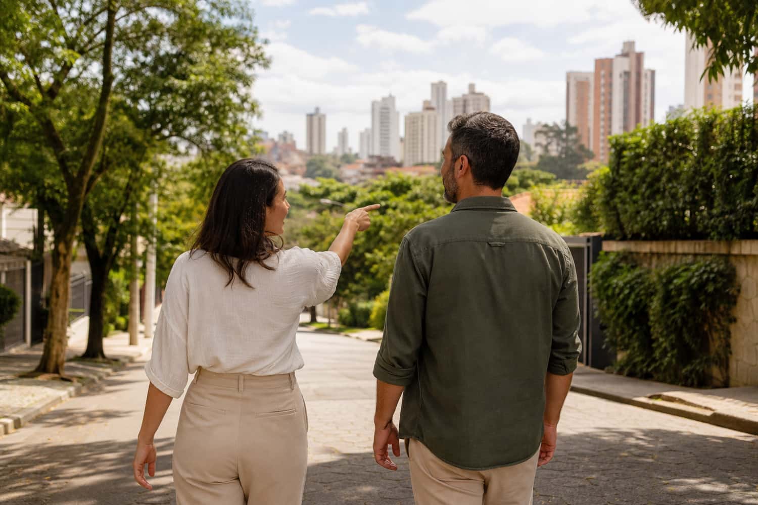 Casal conhece uma rua residencial durante a busca por apartamento no Tatuapé