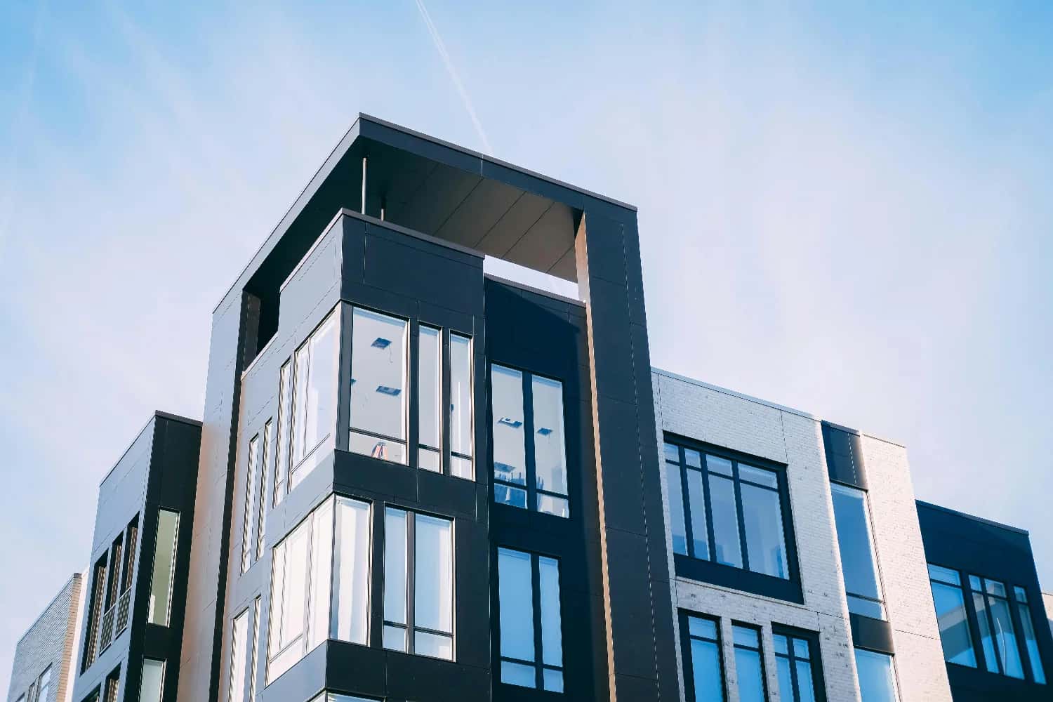 Visão de um prédio residencial, representando um artigo que aborda diferentes tipos de apartamento.